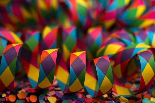 Bild von 5598375 auf Pixabay Konfetti Fasching