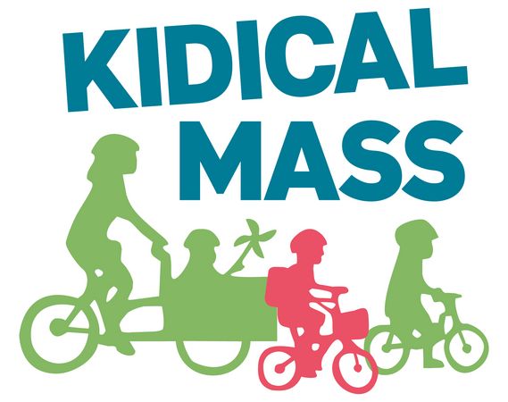 Eltern und Kinder auf Fahrrädern / Stadt mit Platz gUG