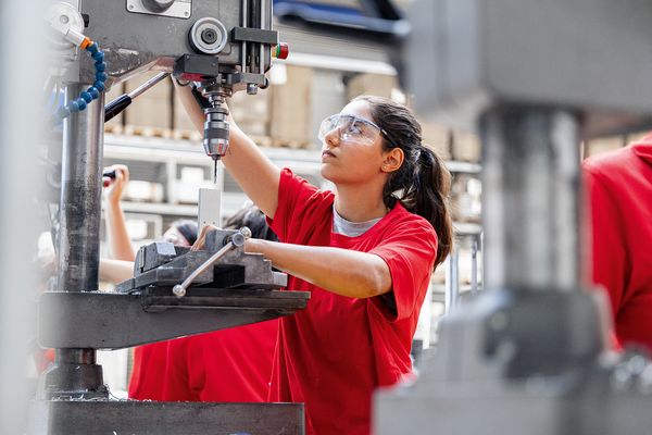 Mädchen an einer Bohrmaschine