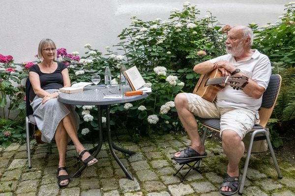 Nicole Eick und Harald Demetz im Garten der Stadtbücherei Nicole Eick und Harald Demetz