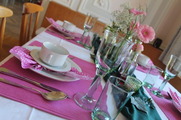 Der schön gedeckte Ostertisch