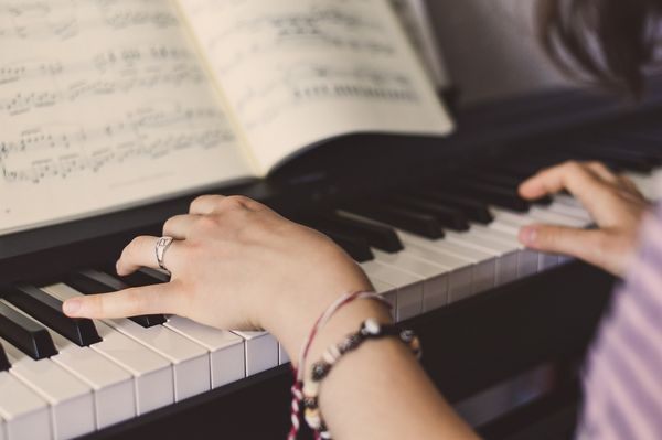 Bild von Bild von 12138562 auf Pixabay Pianospielerin