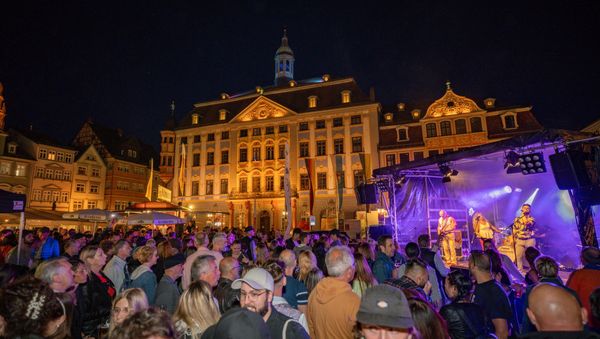 Coburger Weinfest, Publikum vor Rathaus