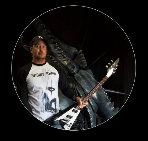 Mats E. Eriksson mit Flying V vor dem Modell des Killer-Wurms Websteroprion armstrongi 