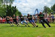 Tauziehwettbewerb im Park 